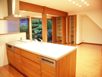 和室の部屋を洋室にリフォームした事により、部屋が広く明るくなり快適に過ごすようになりました。